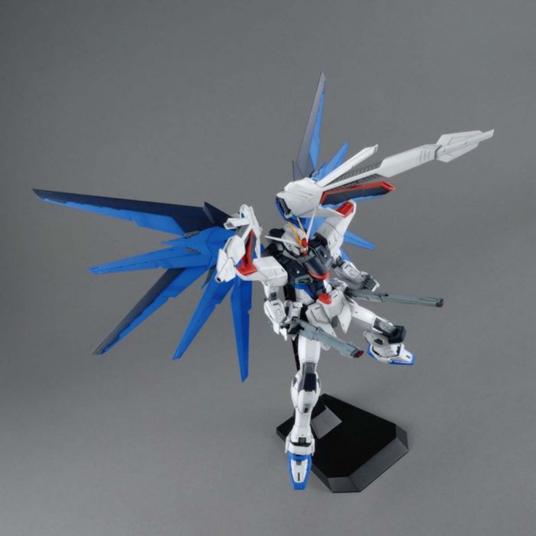 Bandai MG 1/100 Freedom Gundam Ver 2.0 "Mobile Suit Gundam SEED"