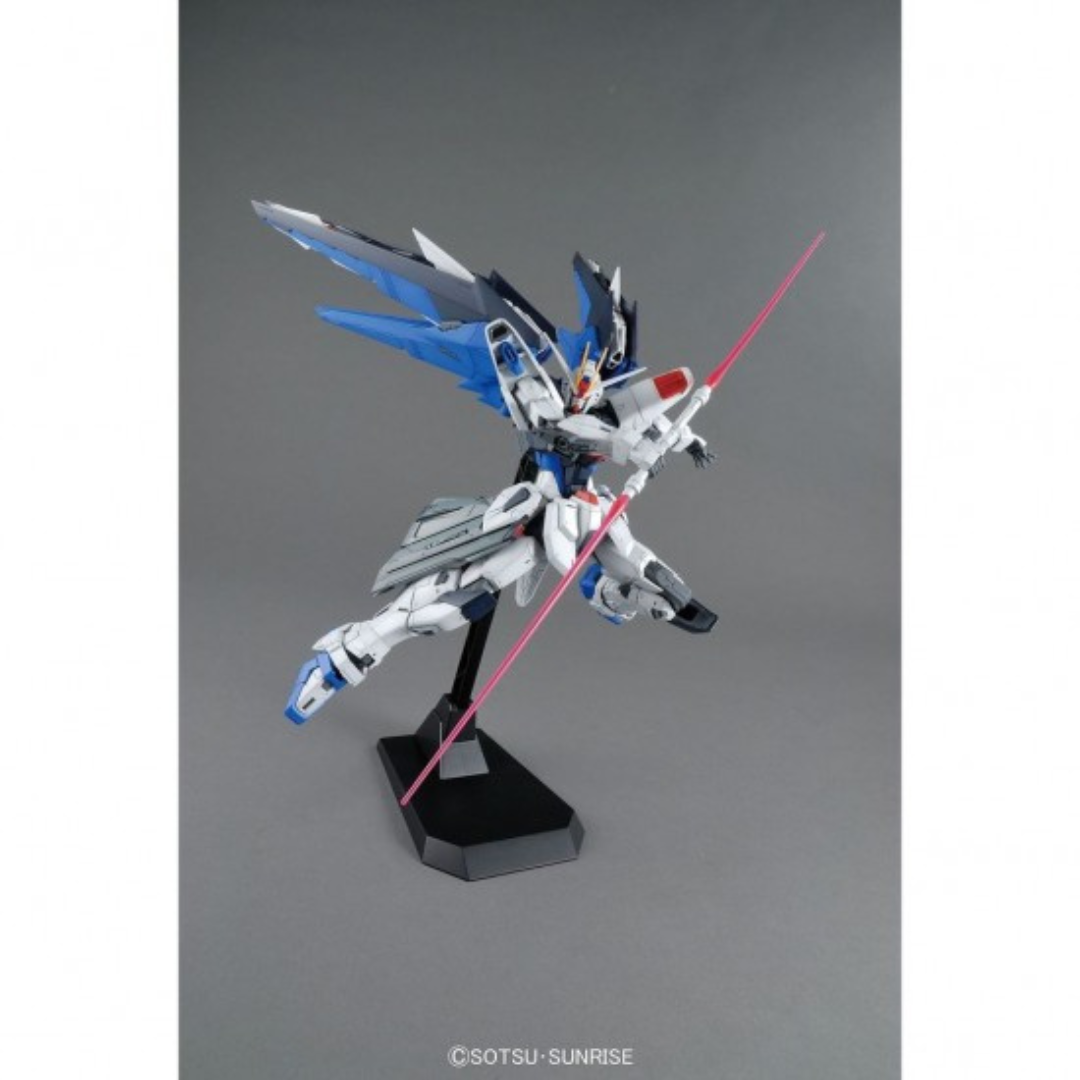 Bandai MG 1/100 Freedom Gundam Ver 2.0 "Mobile Suit Gundam SEED"