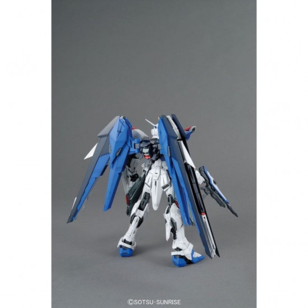 Bandai MG 1/100 Freedom Gundam Ver 2.0 "Mobile Suit Gundam SEED"